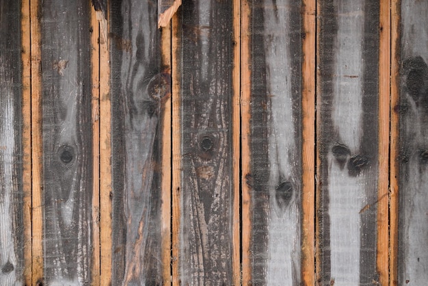 木製の古代のフェンス垂直テクスチャ背景茶色の緑の傷の木製まな板板古いパネル