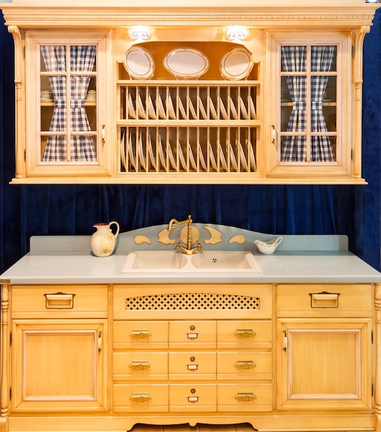 Фото Деревянный красивый нестандартный дизайн интерьера кухни