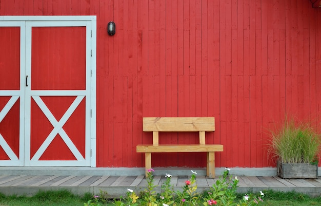 木製のベンチと赤い壁