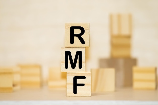 木製のブロック文字 RMF とコピースペースの硬貨をバックグラウンドとして使用するビジネス財政貯蓄お金