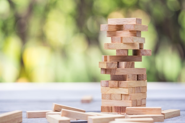 Foto gioco della pila dei blocchi di legno, fondo. concetto di educazione, rischio, sviluppo e crescita