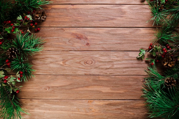 Foto tavola di legno con rami di natale