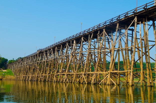Деревянный мост с рекой и горой в Канчанабури