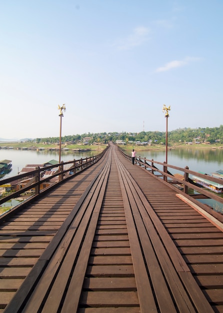 Деревянный мост с рекой и горой в Канчанабури