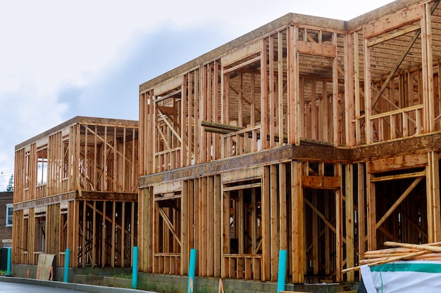 Foto struttura in legno del telaio dell'edificio su un nuovo inquadramento di sviluppo di una nuova casa in costruzione