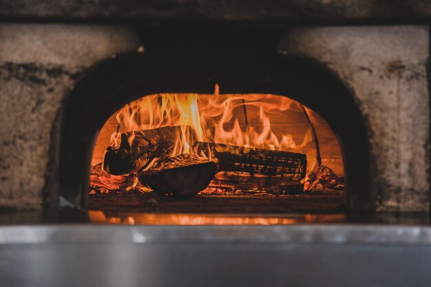 Photo wood burning in pizza oven