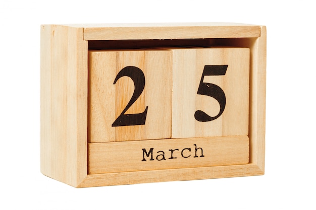 Calendario di legno isolato su bianco