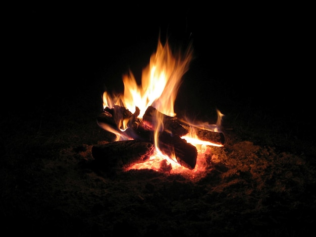 Photo wood campfire at night