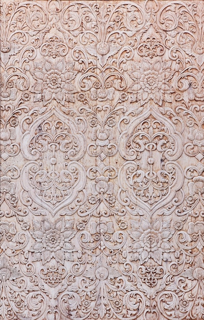 Ornamento in legno intagliato