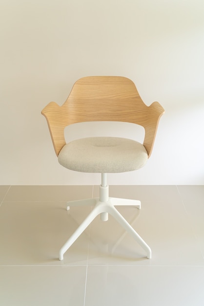 Фото Деревянный стул с серым тканевым сиденьем
