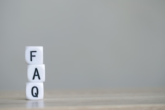 情報 FAQ 付き木製立方体ブロック