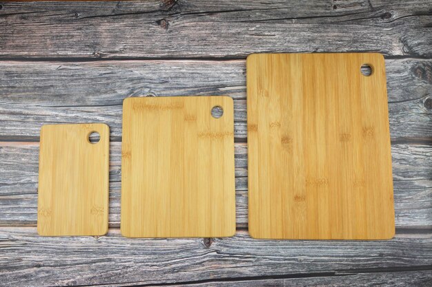 Photo wood cutting board for homemade bread cooking isolated on rusty background empty wooden tray at rusty