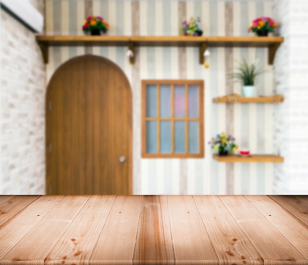 Foto porta in legno, mensola e fiore per interni mockup