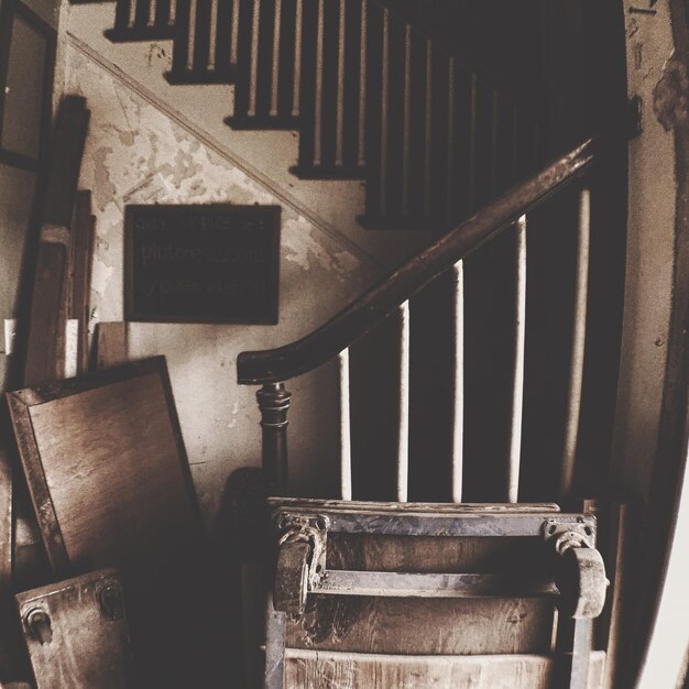 Photo wood furniture in abandoned home