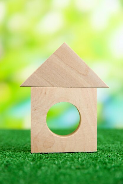 Photo wood house on grass on natural background