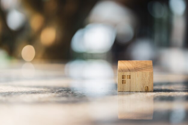 Modello della casa di legno su fondo di legno,