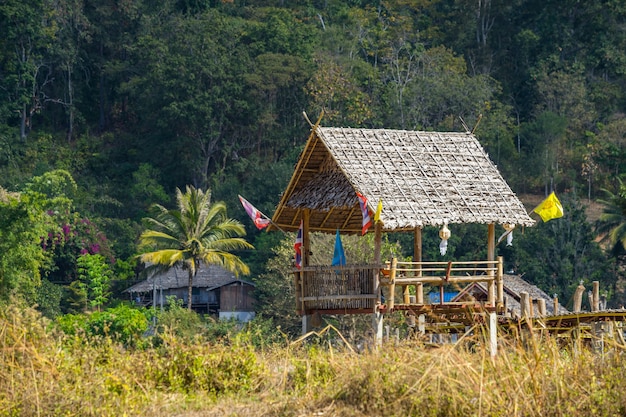 パイ、タイの田園地帯の木造の小屋