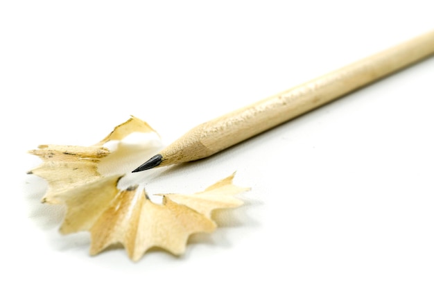 Деревянный карандаш и стружка на белом фоне