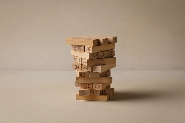 Puzzle di legno impilati insieme per formare una torre. fondamenti di business solidi