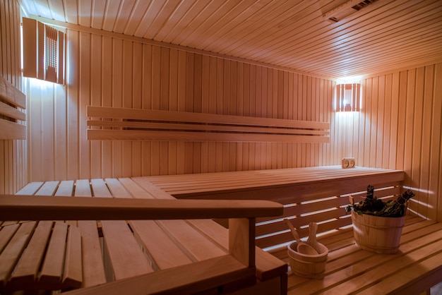 Sauna in legno con attrezzatura.