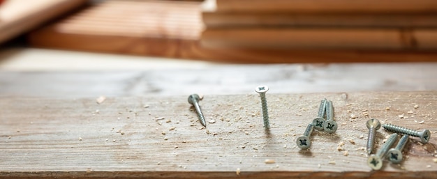 写真 木の板の大工ワーク ショップ ベンチ diy の家の修理と修正に木ネジ