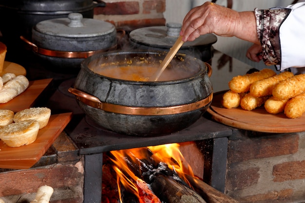 Дровяная печь в типичном сельском доме в интерьере Бразилии
