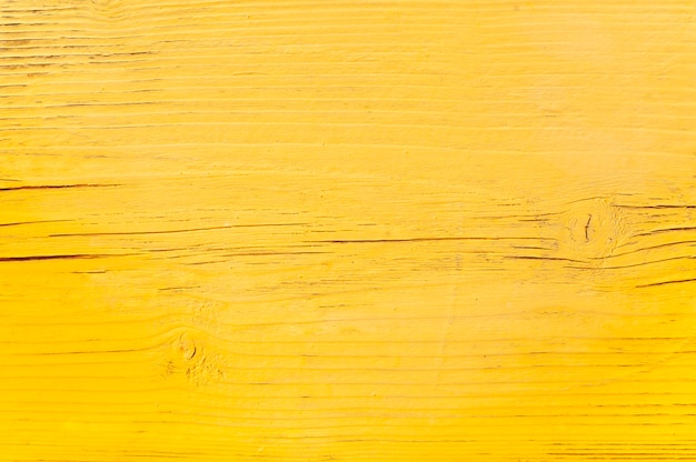 黄色い色のペンキが付いている木の表面