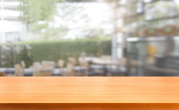 モダンなレストランの背景をぼかしの木製テーブル