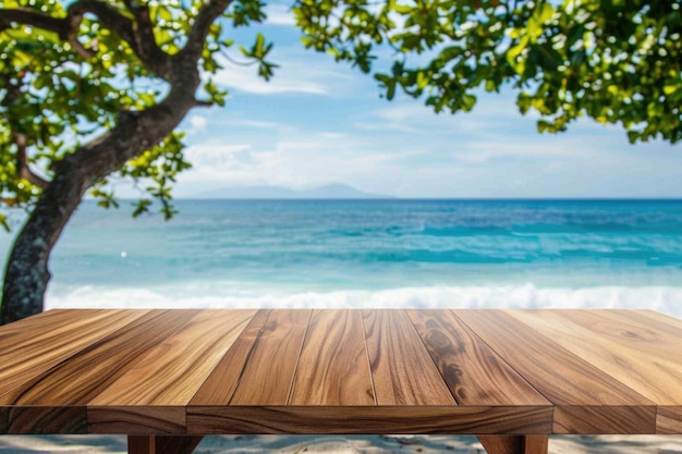 商品の展示のためのビーチの背景の木製のテーブルトップ