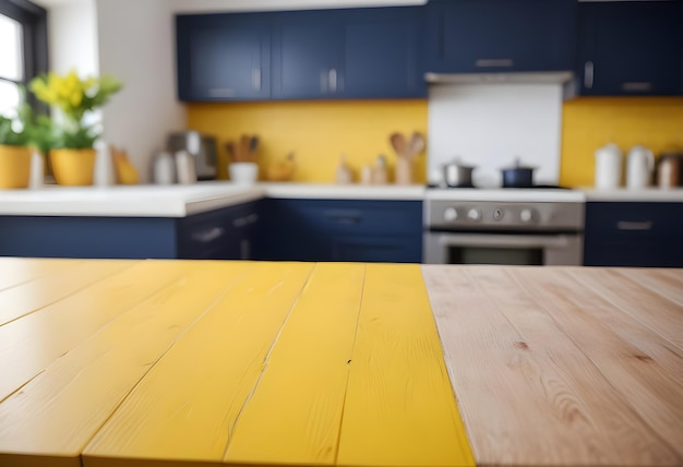 Foto il tavolino in legno sullo sfondo sfocato della cucina può essere utilizzato come modello per la visualizzazione o il montaggio di prodotti