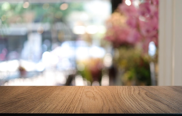 추상적인 흐릿한 배경 앞의 나무 테이블  빈 텍스트 마케팅 홍보를위한 나무 테이플 공간 배경에 대한 빈 목재 테이블 복사 공간