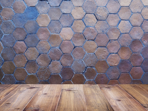 六角形粘土壁タイル上の木製テーブルトップ