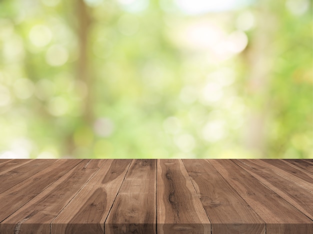 Фото Деревянный стол на природе зеленый размытый фон