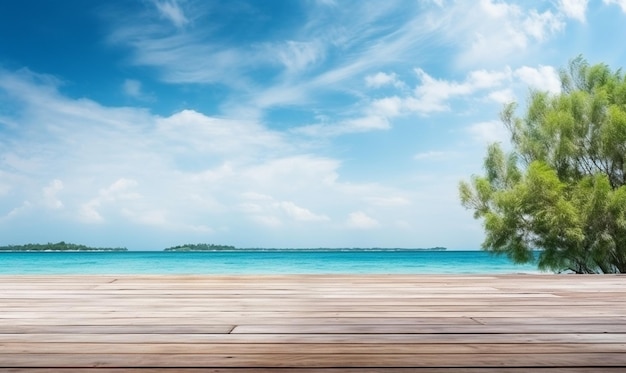 여름 해변과 파란 하늘 위에 있는 나무 테이블 