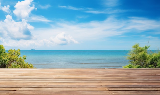 여름 해변과 파란 하늘 위에 있는 나무 테이블 