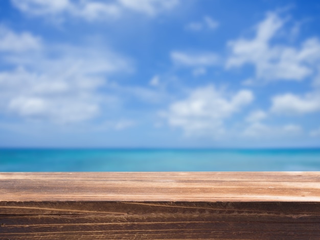 Piano del tavolo in legno con sfocatura sullo sfondo del mare