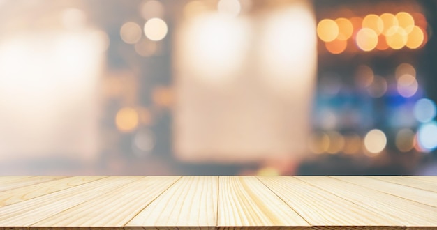 Деревянная столешница с интерьером кафе ресторана с людьми абстрактный расфокусированный фон размытия