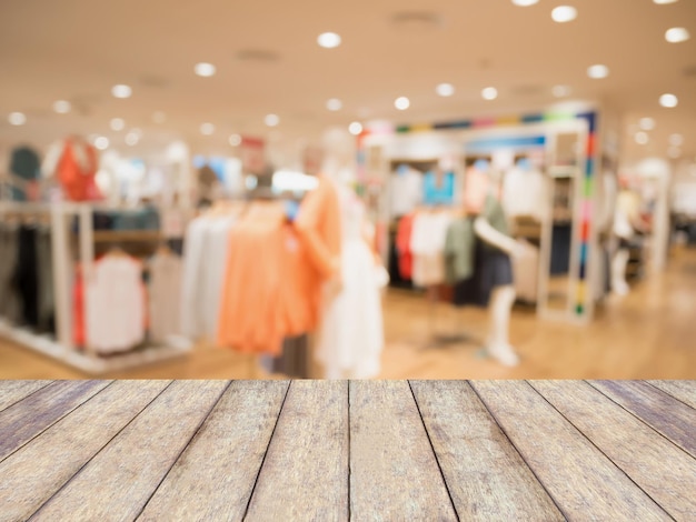 Photo wood table with blur clothing store background in shopping mall