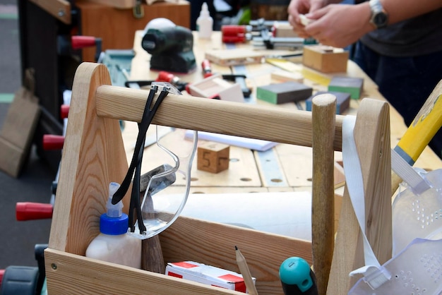 Foto classe magistrale di carpenteria in officina di legno attrezzi di formazione e falegnami mani falegname di lavoro