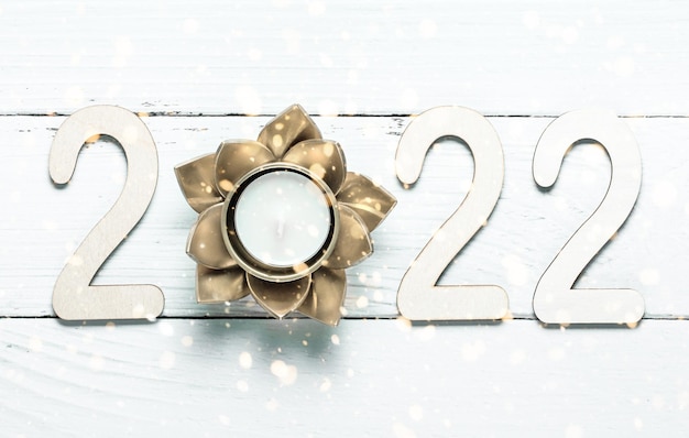 写真 2022年 - 白い背景に木製の数字クリスマスと新年のミニマルコンセプト
