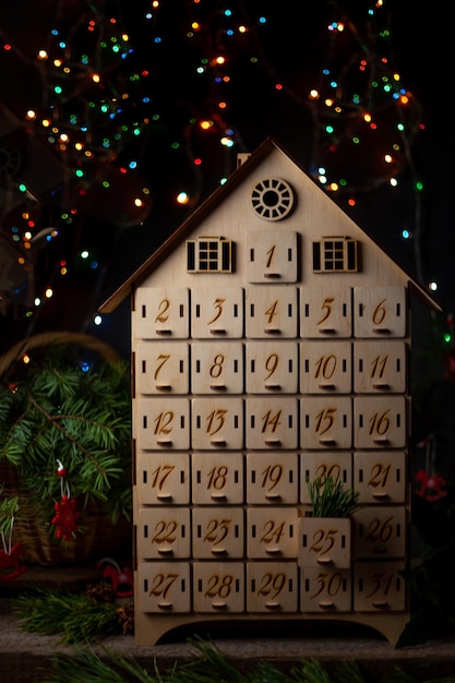 Фото Деревянный адвент-календарь для ожидания нового года или рождества коробка с ячейками от 1 до 25 и 31 для мини подарков атмосфера и декор декабря