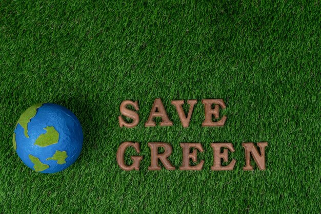더 친환경적이고 지속 가능한 미래를 위해 환경 보호를 촉진하기 위해 바이오필리아 녹색 잔디 배경에 ECO 아이콘 디자인과 함께 생태 인식 캠페인에서 나무 알파 ⁇ 이 배열되었습니다.