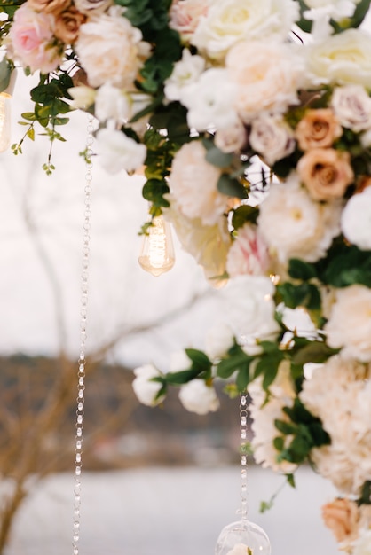사진 아름다운 꽃과 결혼식을위한 목조 아치