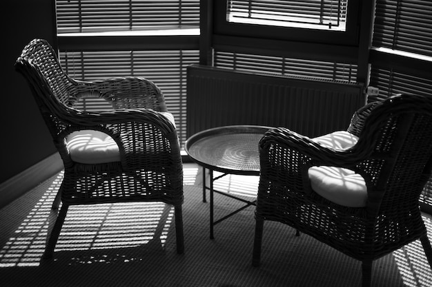 Деревянное кресло в современной квартире в помещении днем