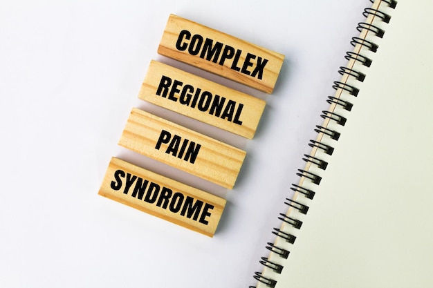 COMPLEX REGIONAL PAIN SYNDROME 질병 또는 병원 개념 CRPS라는 단어가 새겨진 나무 배치