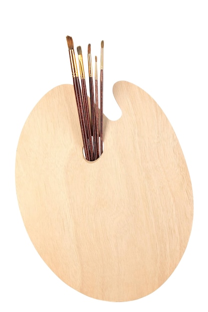 Tavolozza d'arte in legno con pennelli per dipingere isolato su bianco