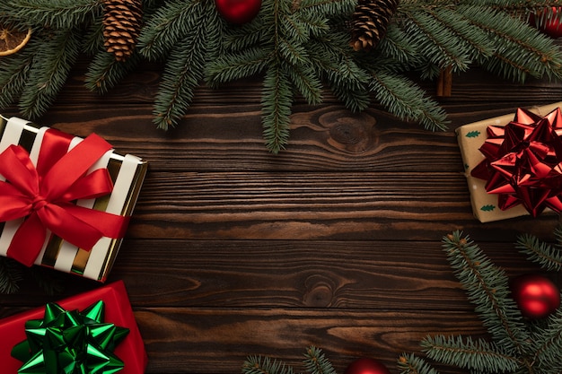 Photo wooden background decorated with christmas decorations and gifts.