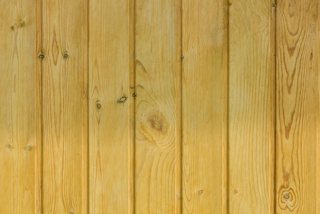 木製の背景、明るい色合いのパイン下見板張り、建設および仕上げ作業のための材料