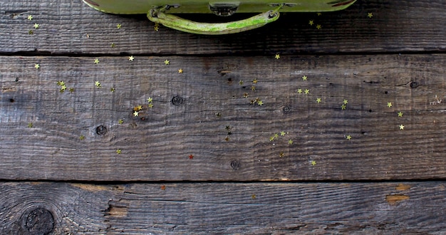 Foto valigia rustica con fondo di legno