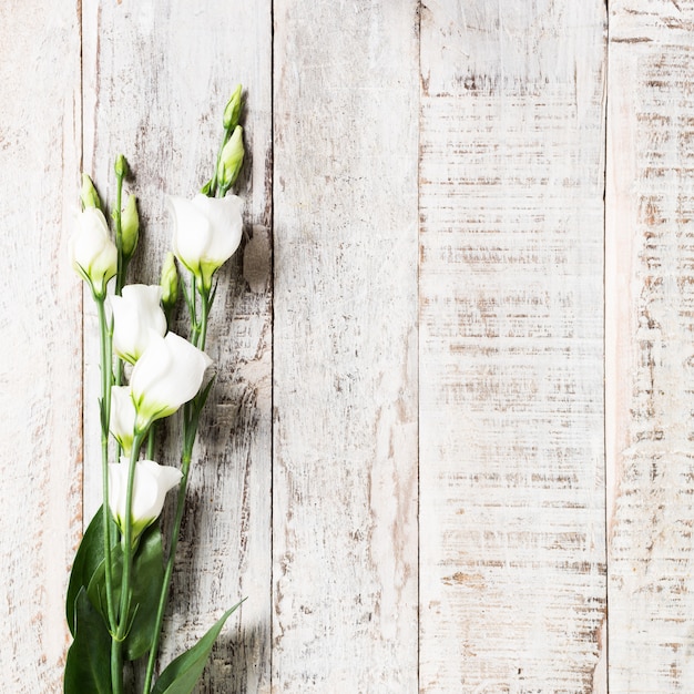 白い花の花束と木製の背景
